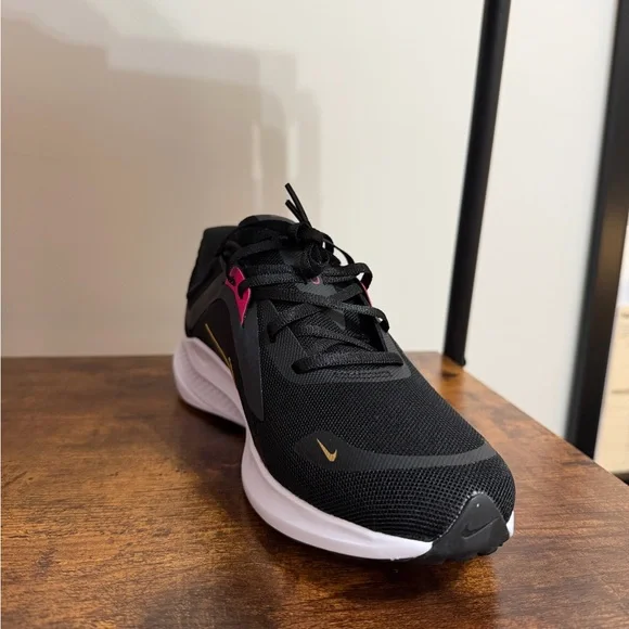 Nike Women's Black and Metallic Gold Athletic Shoes New in Box Size 8 - Picture 2 of 13